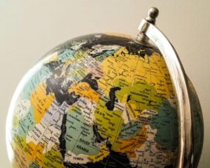 Os 10% de Trump contra os BRICS: Riscos e impactos revelados por especialistas da AEB