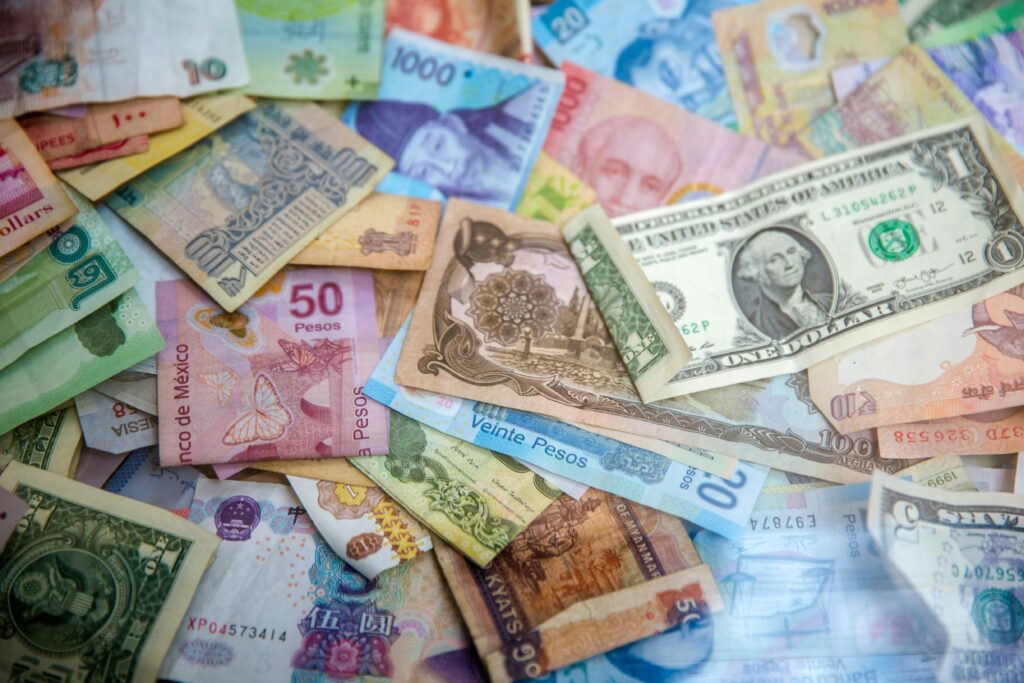 O que a Fed precisa fazer para cortar os juros em setembro? Descubra as pistas nas atas de junho!