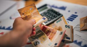 Fed divide opiniões sobre cortes de juros: quantos e quão rápido?
