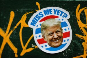 Trump anuncia tarifa de 50% sobre importações do Brasil em retaliação ao julgamento de Bolsonaro: comércio em choque!