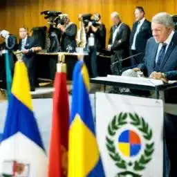 Venda de Baleias Adormecidas e Saída de ETFs Pressionam o Bitcoin, Alerta Analista