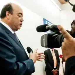 Bitcoin Cai 2% com Aumento das Expectativas de Afrouxamento do Fed Após Dados Fracos de Emprego