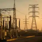 Composição editorial sobre novo investimento estrangeiro em infraestrutura elétrica no Brasil.